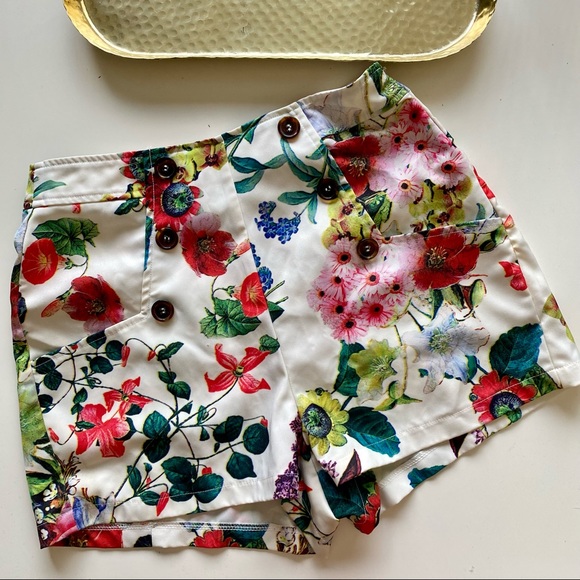Banana USA, High Waisted Floral Shorts. Size: Small - Picture 8 of 8